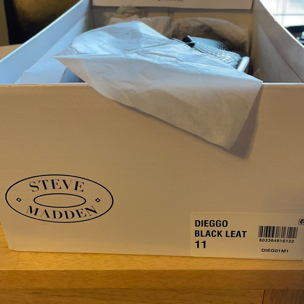 Men’s Steve Madden Size 11 black leather loafers